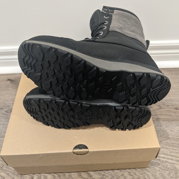 UGG Adirondack III Boots (6 US) in black - Picture 5 of 5